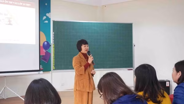 Cô Nguyễn Thị Vĩnh Hà tập huấn và chia sẻ kinh nghiệm dạy học.