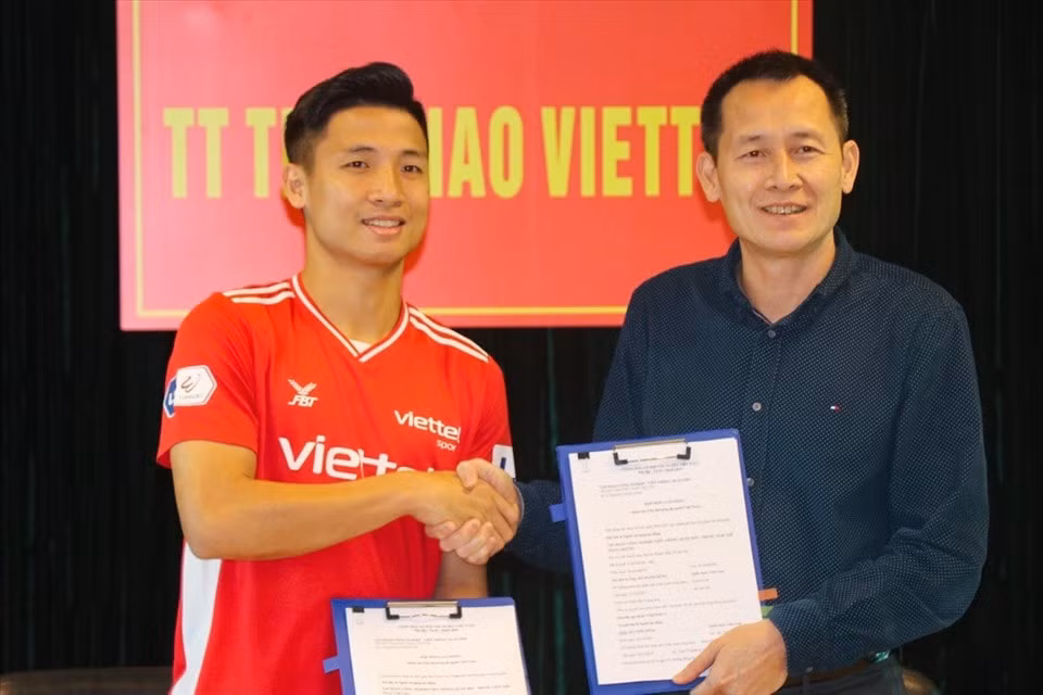 Bùi Tiến Dũng ký hợp đồng dài hạn với Viettel. Ảnh: internet