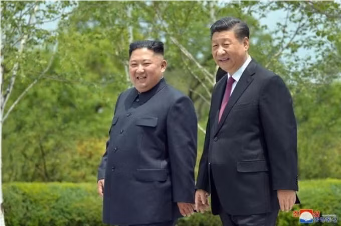 Lãnh đạo Triều Tiên Kim Jong-un (trái) và Chủ tịch Trung Quốc Tập Cận Bình. Ảnh: Yonhap