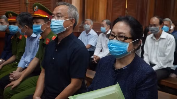 Bị cáo Nguyễn Thành Tài (Cựu Phó chủ tịch UBND TP.HCM) và bị cáo Dương Thị Bạch Diệp (Giám đốc Công ty Diệp Bạch Dương) tại tòa.