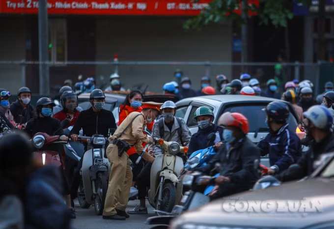 Được biết, hành vi đi ngược chiều theo nghị định 100 thì sẽ phạt từ 1 – 2 triệu đồng đối với xe máy và tước bằng lái 2 tháng đối với lái xe.