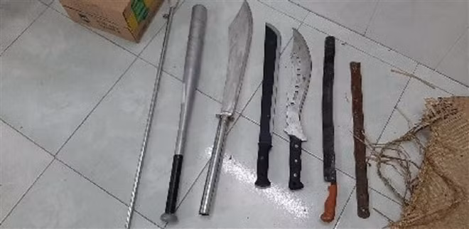 Nhiều hung khí thu giữ tại hiện trường. Ảnh: CA