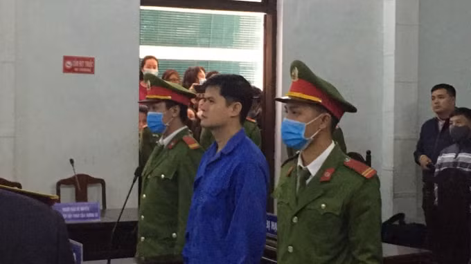 Cựu bác sĩ Lê Quang Huy Phương tại tòa.
