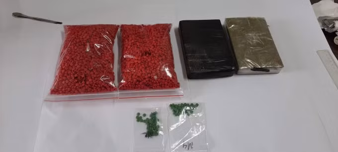 Tang vật 2 bánh hê rô in và 12.000 viên hồng phiến bị bắt giữ (Ảnh công an tỉnh Lào Cai).