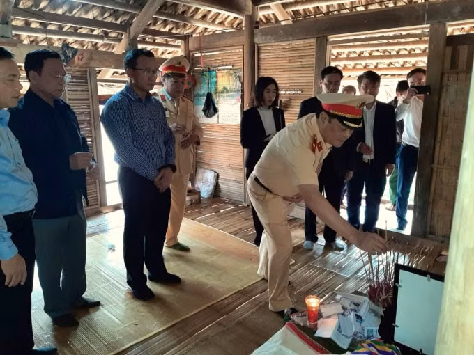 Đoàn công tác đã thắp hương, ân cần, thăm hỏi, động viên, chia sẻ mất mát hết sức to lớn đối với gia đình các nạn nhân và đề nghị chính quyền địa phương sở tại quan tâm, giúp đỡ, hỗ trợ các gia đình đồng thời mong các gia đình vượt qua đau thương, mất mát, nhanh chóng ổn định cuộc sống.