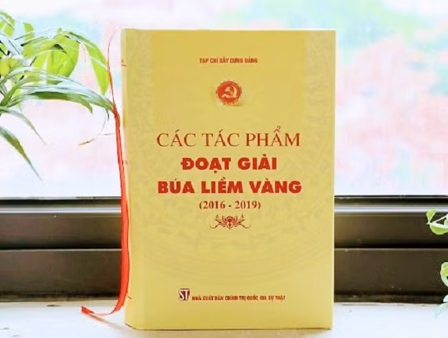 Bìa cuốn sách “Các tác phẩm đoạt Giải Búa liềm vàng (2016-2019)”. Ảnh: NK