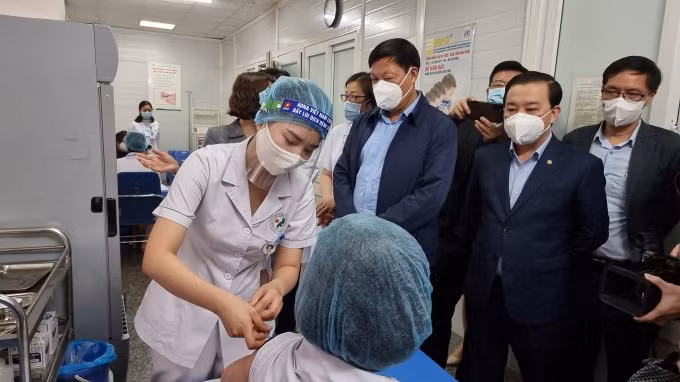 Hiện nay công tác tiêm vắc xin vẫn được triển khai tại nhiều tỉnh thành phố (ảnh TL).