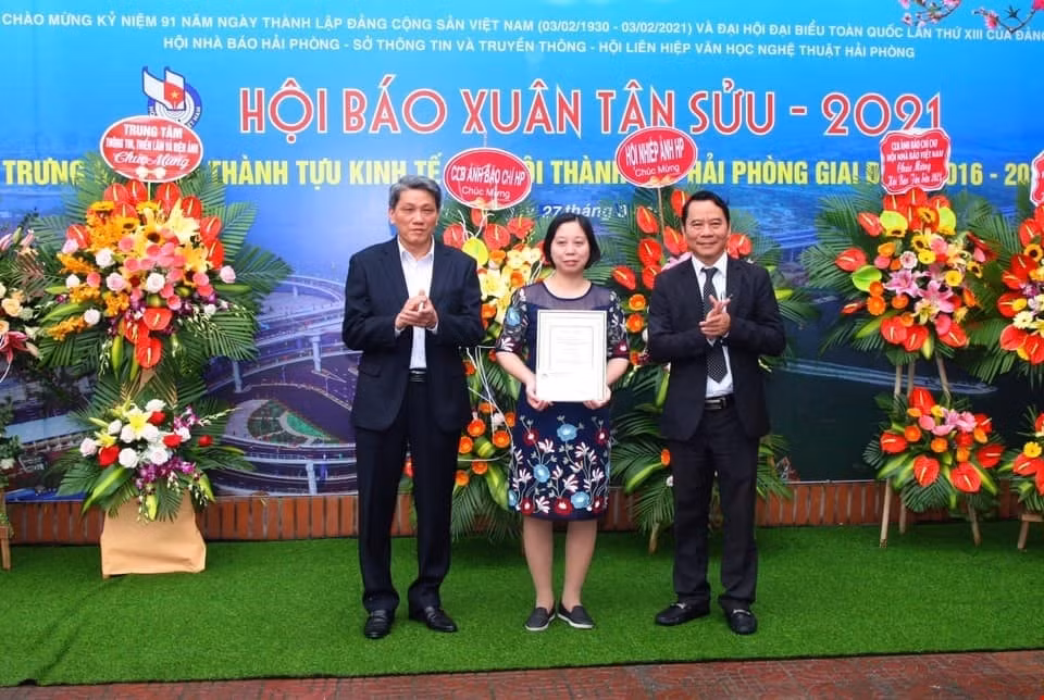 Ban Tổ chức trao giải Nhất bìa Báo Xuân đẹp Hội Báo Xuân.