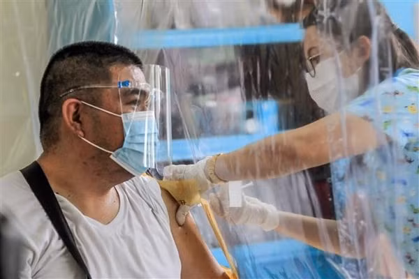 Tiêm vaccine ngừa COVID-19 cho nhân viên y tế tại Manila, Philippines, ngày 23/3/2021. Ảnh: THX