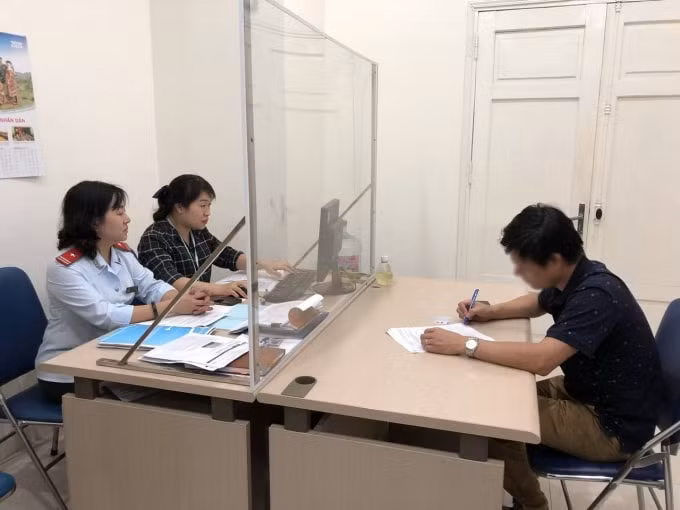 Người bị xử phạt là ông N.H.H (SN 1983, trú tại KĐT Đô Nghĩa, phường Yên Nghĩa, Hà Đông).