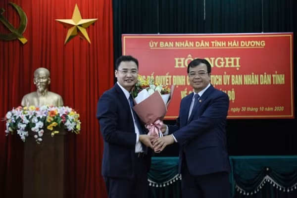 Ông Nguyễn Minh Hùng (bên phải) - tân Phó Chủ tịch UBND tỉnh Hải Dương