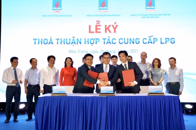 Các đơn vị ký kết thể hiện tình đoàn kết phối hợp.