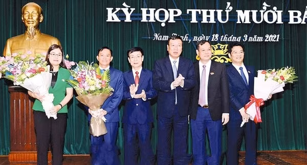 Lãnh đạo Tỉnh ủy, HĐND tỉnh, UBND tỉnh Nam Định chúc mừng Phó Chủ tịch UBND tỉnh Trần Anh Dũng (ngoài cùng, bên phải) và Hà Lan Anh (ngoài cùng, bên trái)