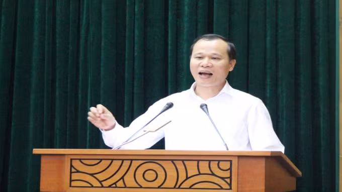 Ông Mai Sơn, Phó Chủ tịch Thường trực UBND tỉnh phát biểu tại cuộc họp báo. Ảnh: Thu Phong