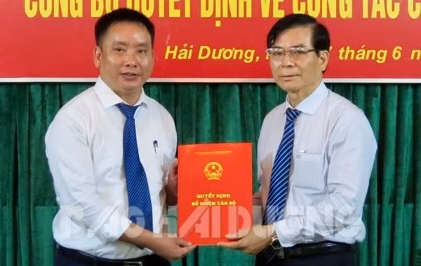 Ông Trần Văn Quân (trái) được bầu làm Phó Chủ tịch UBND tỉnh Hải Dương. Ảnh: Báo Hải Dương.
