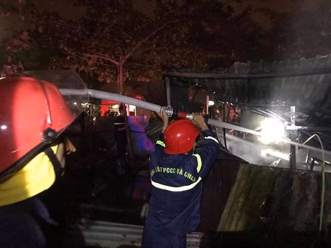 Sau 45 phút, ngọn lửa đã được khống chế, nhưng nhiều tài sản tại nhà kho bị thiêu trụi. Ảnh: thanhnien.vn