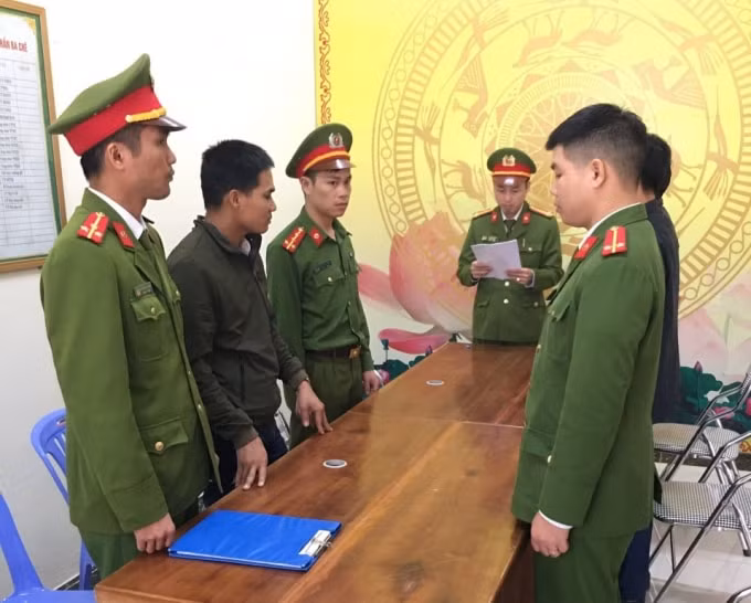 Cơ quan điều tra đọc lệnh bắt tạm giam đối với Đặng Văn Hai (ảnh CAQN)