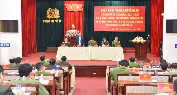 Đồng chí Bùi Văn Quang, Chủ tịch UBND tỉnh Phú Thọ tham dự và phát biểu tại Hội nghị.