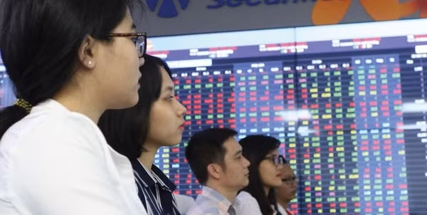 Chuyển một số cổ phiếu sang giao dịch trên sàn HNX là giải pháp nhằm giảm tải áp lực cho sàn HoSE. Ảnh minh họa