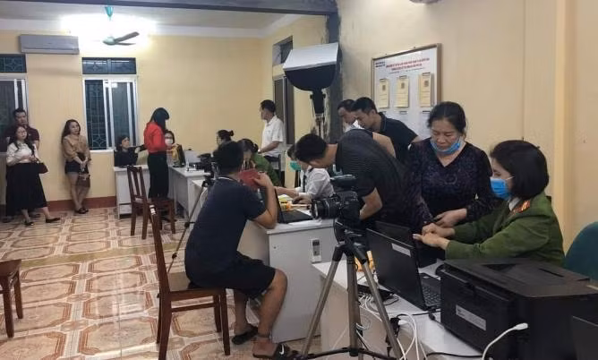 Cán bộ chiến sĩ công an Phú Thọ làm thủ tục cấp CCCD cho người dân tại Phòng QLHC về TTXH Công an Phú Thọ lúc 21h00 tối ngày 11/3.