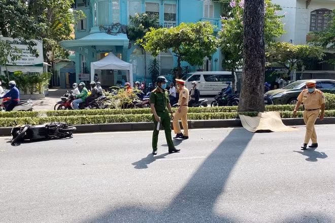 Công an quận 3 đang điều tra nguyên nhân vụ tai nạn. Ảnh: Zingnews.vn