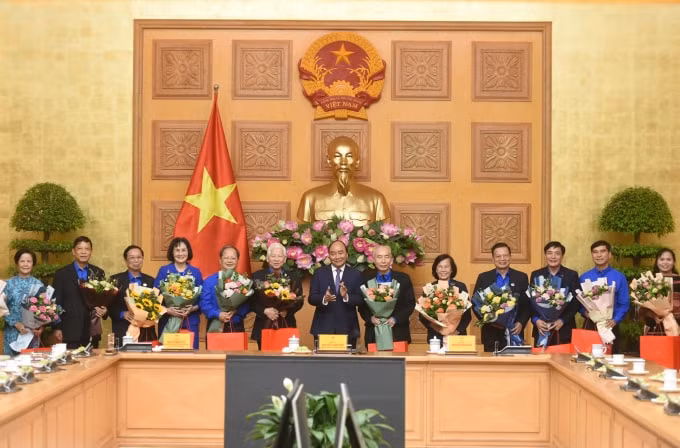 Thủ tướng mong muốn các đồng chí nguyên là cán bộ đoàn các thời kỳ với trình độ, nhiệt huyết và kinh nghiệm thực tiễn quý báu, phong phú của mình, sẽ tiếp tục có những đóng góp tích cực cho sự phát triển của công tác đoàn và phong trào thanh thiếu nhi.(Ảnh VGP)