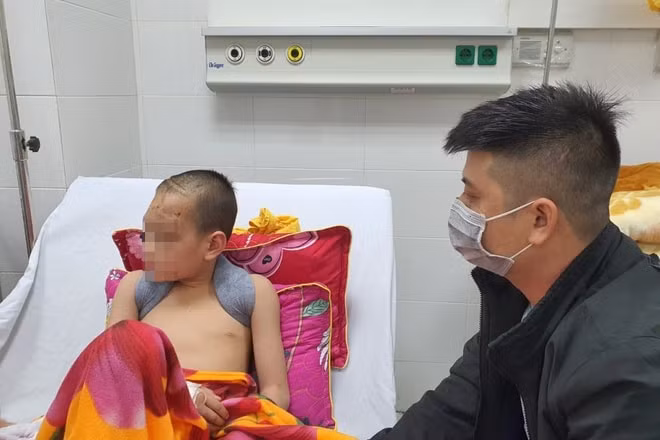 Bé trai đã phẫu thuật thành công và ổn định dần sau tai nạn. Ảnh: Zingnews.vn