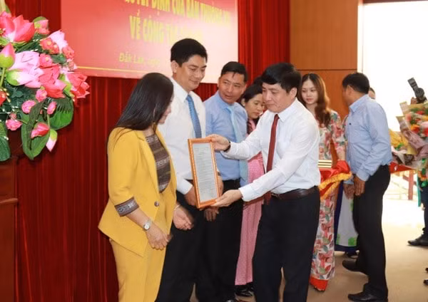 Ông Bùi Văn Cường, Bí thư Tỉnh ủy Đắk Lắk trao các quyết định điều động, bổ nhiệm cán bộ. Ảnh: NLĐ