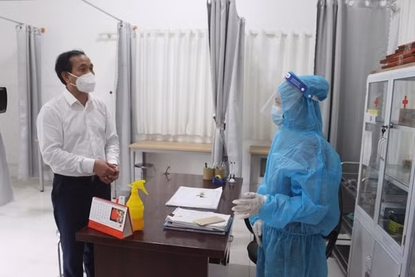 Cán bộ y tế kiểm tra công tác phòng, chống dịch tại bộ phận y tế của Công ty Mayfair ở huyện Kim Thành, tỉnh Hải Dương