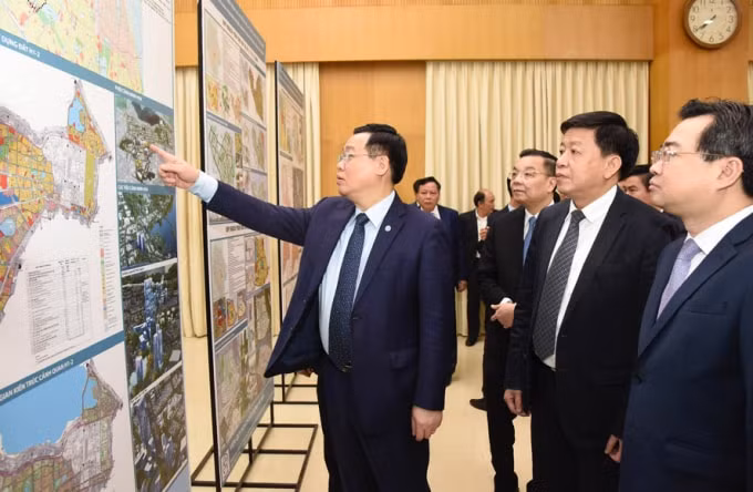 Bí thư Thành ủy Hà Nội Vương Đình Huệ cùng các đại biểu xem đồ án quy hoạch. Ảnh: HNMO