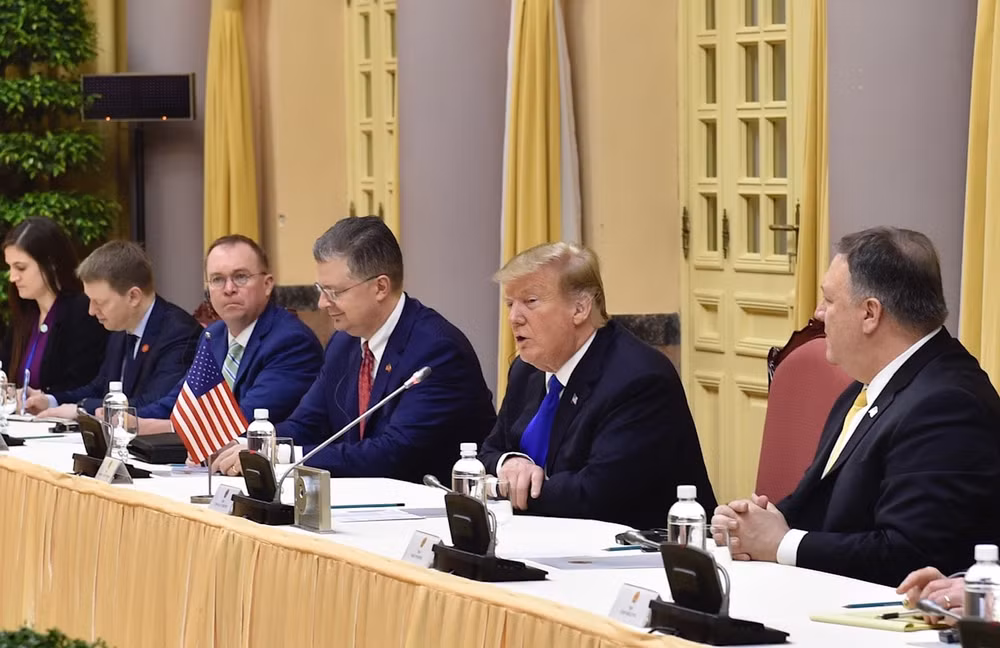 Tổng thống Mỹ Donald Trump cùng đoàn đại biểu cấp cao tham gia buổi hội đàm.