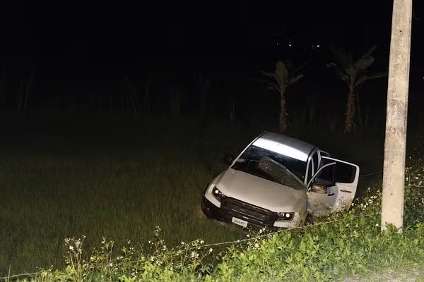 Nhóm đối tượng cố thủ trong xe