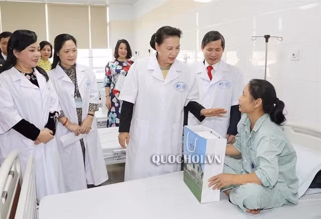 Chủ tịch Quốc hội Nguyễn Thị Kim Ngân thăm hỏi, tặng quà một số bệnh nhân đang điều trị tại Bệnh viện Y học cổ truyền Trung ương. Ảnh: Cổng TTĐT Quốc hội