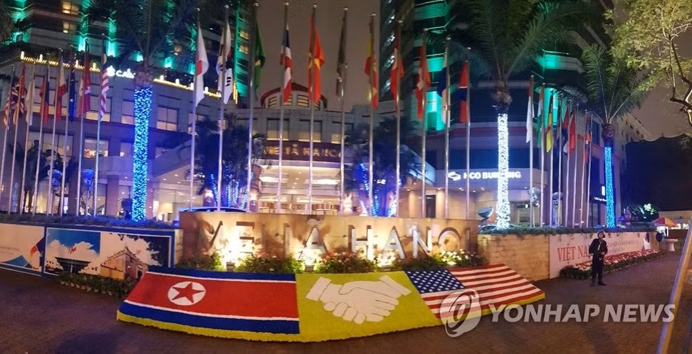 Bên ngoài khách sạn Melia, nơi Chủ tịch Kim Jong-un đang ở. Ảnh: Yonhap