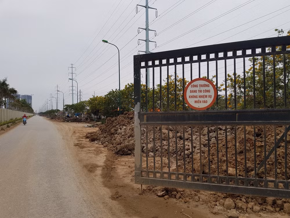 Cát được tập kết giữa đường, nhưng không có cơ quan chức năng nào xử lý.