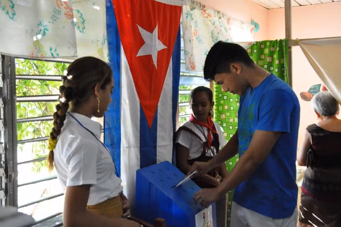 Cử tri Cuba bỏ phiếu thông qua Hiến pháp mới. Ảnh: Cuban News Agency
