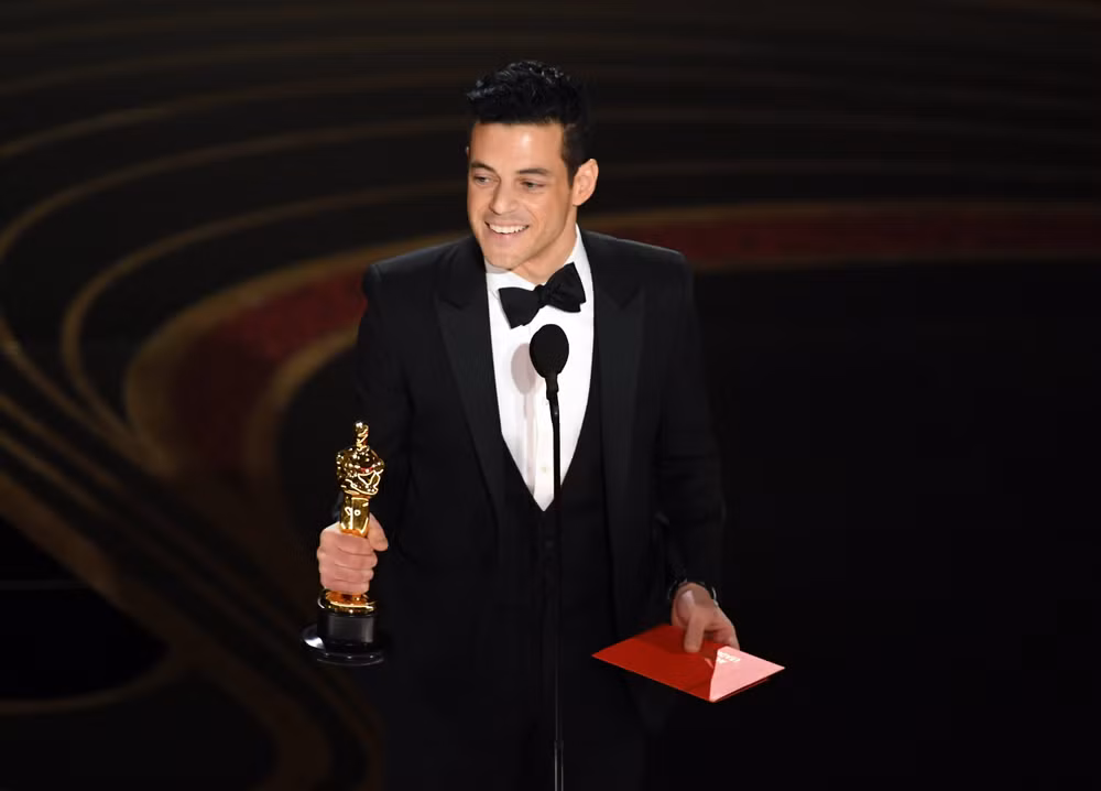 Rami Malek xúc động chia sẻ trên sân khấu đêm trao giải Oscar. Ảnh: oscar.go.com