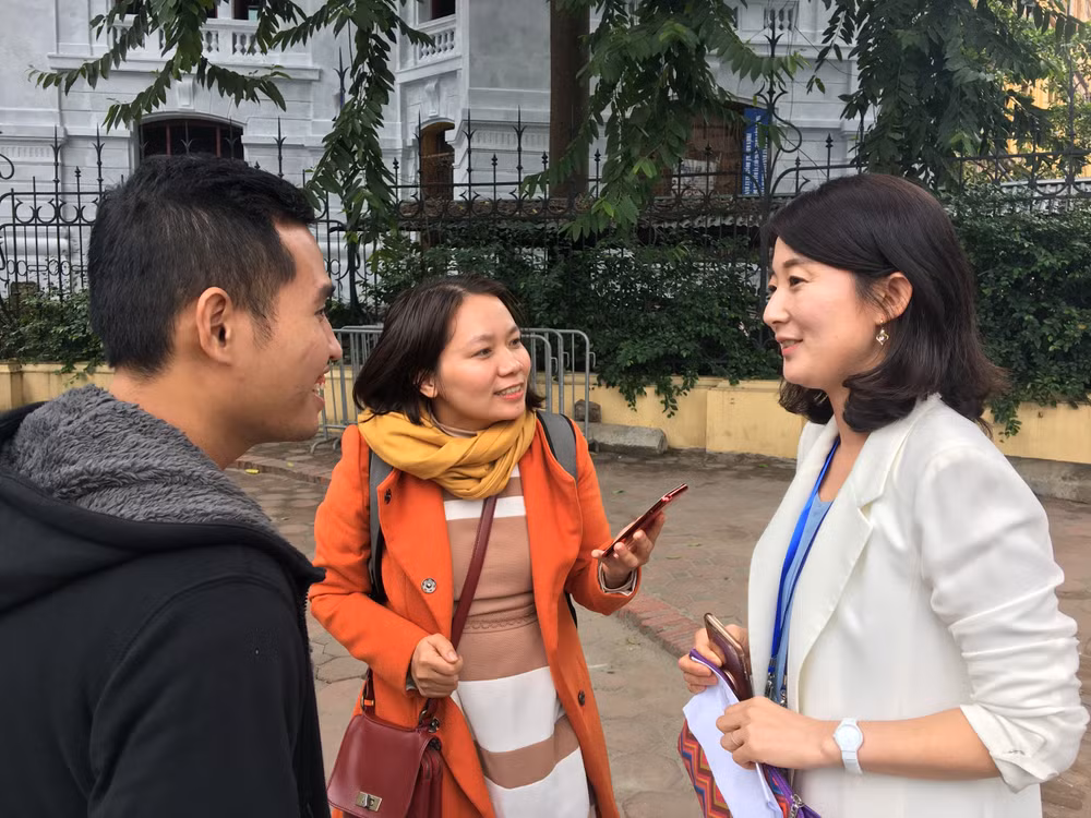 Nhà báo Lee Yee Jin đến từ đài TBS (Hàn Quốc) trả lời phỏng vấn phóng viên báo Nhà báo & Công luận