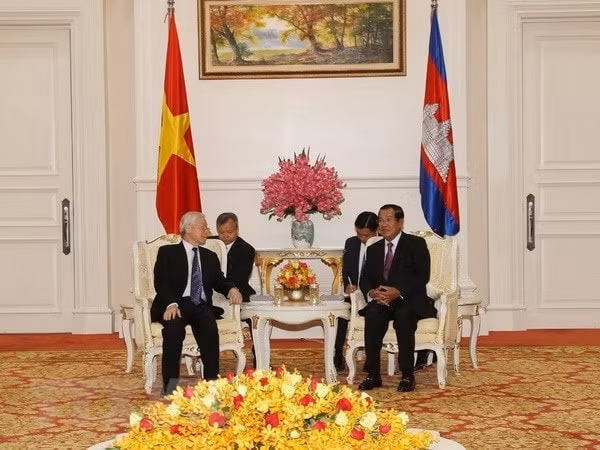 Tổng Bí thư, Chủ tịch nước Nguyễn Phú Trọng hội kiến với Thủ tướng Chính phủ Hoàng gia Campuchia Samdech Hun Sen. Ảnh: TTXVN