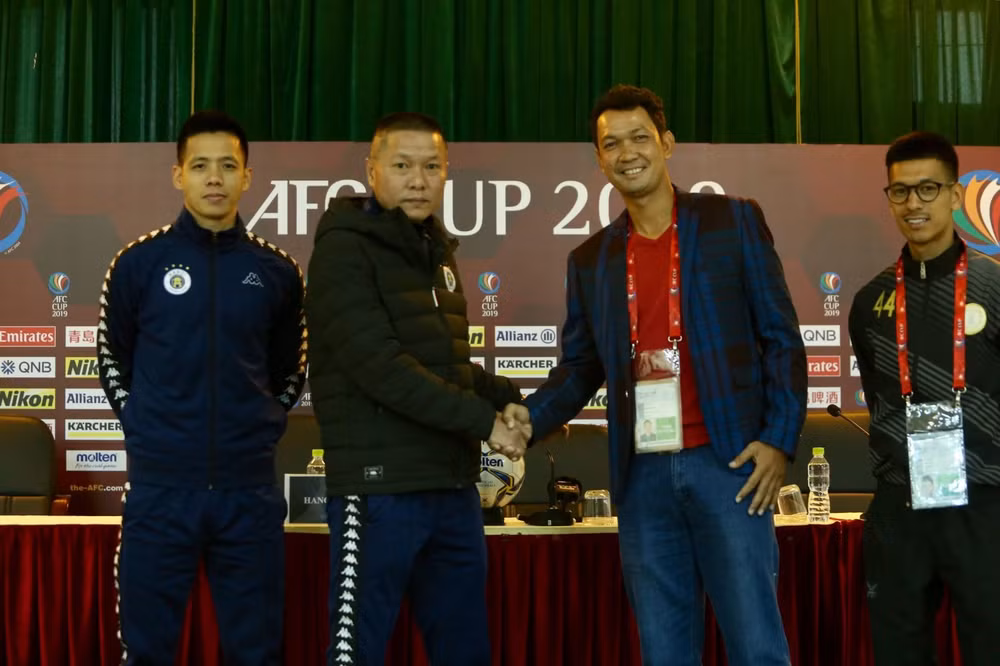 Đại diện Hà Nội FC và CLB Naga World trong cuộc họp báo trước trận - Ảnh VFF