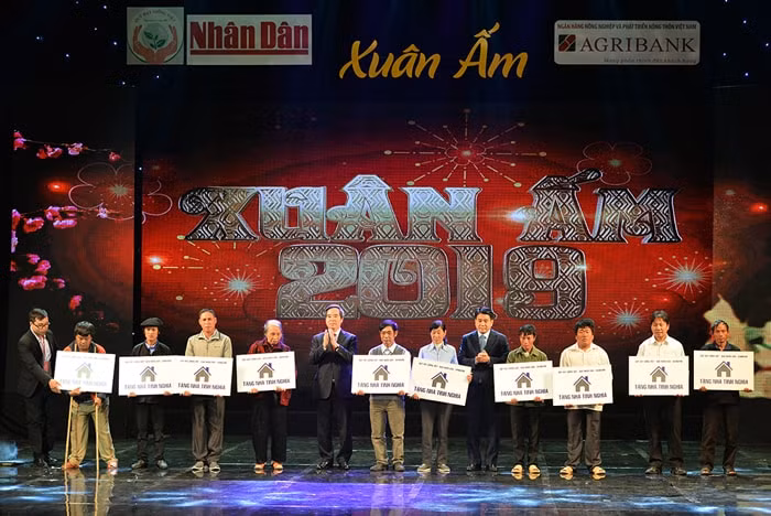 Đồng chí Nguyễn Văn Bình - Ủy viên Bộ Chính trị, Bí thư T.Ư Đảng, Trưởng Ban Kinh tế T.Ư và đồng chí Nguyễn Đức Chung - Ủy viên T.Ư Đảng, Chủ tịch UBND TP. Hà Nội trao tặng nhà tình nghĩa cho các gia đình hộ nghèo. Ảnh: Báo Nhandan