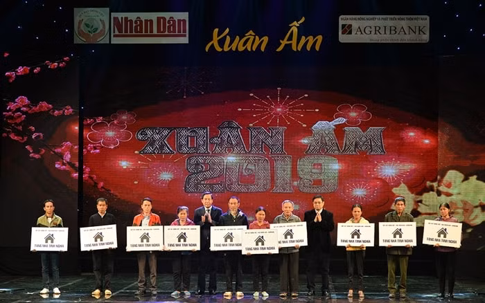 Đồng chí Phạm Minh Chính - Ủy viên Bộ Chính trị, Bí thư T.Ư Đảng, Trưởng ban Tổ chức T.Ư và đồng chí Thuận Hữu - Ủy viên TƯ Đảng, Tổng Biên tập Báo Nhân Dân trao tặng nhà tình nghĩa cho các hộ nghèo. Ảnh: Báo Nhandan