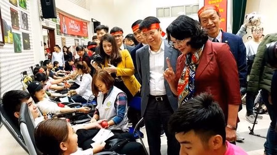 Phó Chủ tịch nước Đặng Thị Ngọc Thịnh và lãnh đạo Bộ Y tế đã đến động viên người hiến máu. Ảnh: Báo LĐTĐ