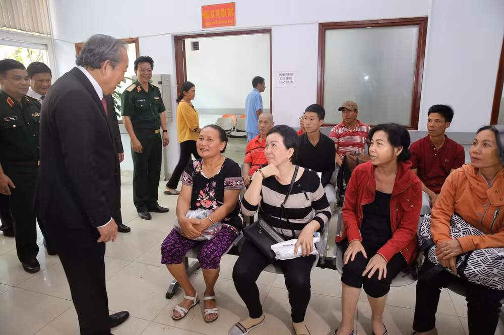 Phó Thủ tướng Thường trực Trương Hòa Bình thăm hỏi bệnh nhân tại Trung tâm Ung bướu, Bệnh viện Quân y 175. Ảnh: VGP