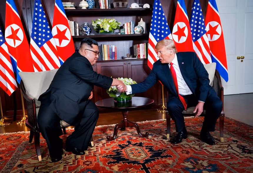 Tổng thống Mỹ Donald Trump và nhà lãnh đạo Triều Tiên Kim Jong Un gặp nhau lần đầu tại Singapore tháng 6/2018. Ảnh: New York Times.