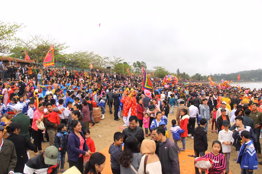 Đông đảo người dân và du khách thập phương cùng tham gia tại Đền Cờn. Ảnh CTV