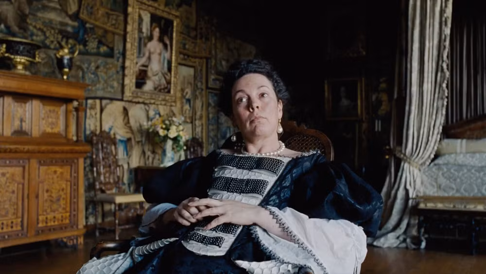 Olivia Colman hóa thân xuất sắc trong vai diễn Nữ hoàng Anne đầy tâm trạng trong 