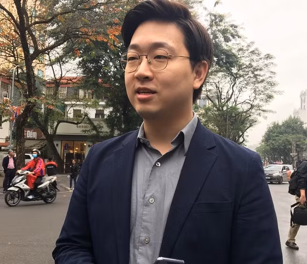 Nhà báo Ryu Seungjin &nbsp;từ &nbsp;Kênh truyền hình Channel A - &nbsp;Hàn Quốc