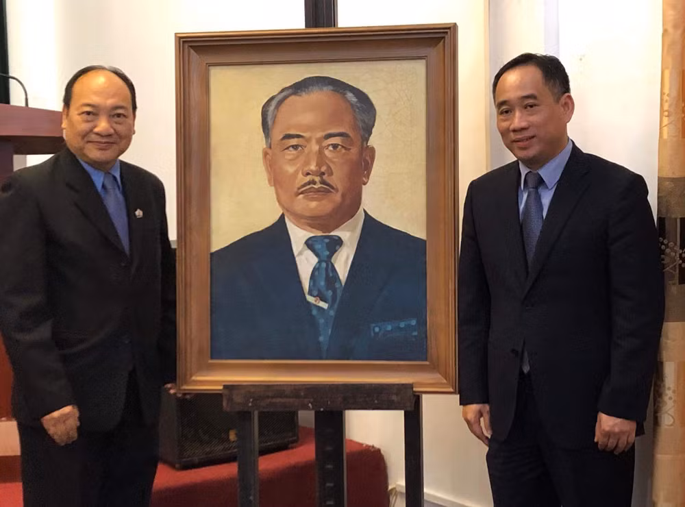 Tiến sĩ Sing Thong - Quyền Trưởng Ban phụ trách Bảo tàng Kay-sỏn Phôm-vi-hản và TS. Nguyễn Anh Minh - Giám đốc Bảo tàng Mỹ thuật Việt Nam bên 