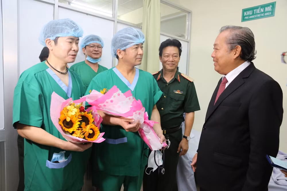 Phó Thủ tướng Thường trực Trương Hòa Bìnhtrò chuyện với các chuyên gia phẫu thuật lồng ngực thuộc Trung tâm Y tế toàn cầu Nhật Bản đến chuyển giao kỹ thuật phẫu thuật lồng ngực cho Bệnh viện Quân y 175. Ảnh: VGP